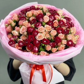 Букет "Рубиновый гранит" из 35 кустовых роз микс (50 см) в Рошале