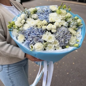 Букет "Голубые облака" из хризантемы, диантусов, Голландской гортензии, дельфиниума и эустомы в Рошале