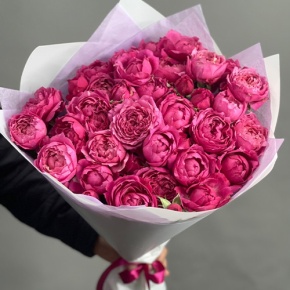 Букет из 11 кустовых пионовидных роз Джульетта в Рошале