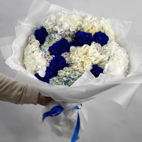 Букет "Моника" из белых гортензий, синих роз Эквадор и озатамнуса в Рошале