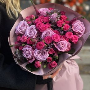 Букет "Малиновый вечер" из кустовых малиновых роз, вероники, лимониума и роз Меритим в Рошале