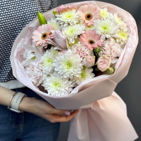 Букет "Дружба" из хризантемы, пионовидной лилии, гербер, диантусов и кустовых роз в Рошале