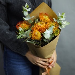 Букет "Гости из будущего" из 5 лейко и эвкалипта в Рошале