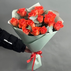 Букет из 15 морковных роз с эвкалиптом (50 см) в Рошале