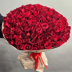 Букет 101 красная роза Кения в крафте (50 см) в Рошале