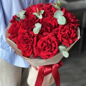 Букет "Красная пантера" из 13 роз Эквадор и эвкалипта в Рошале