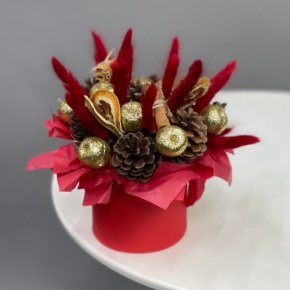 Композиция в шляпной коробке "Глинтвейн золото" из шишек, корицы и лагуруса в Рошале