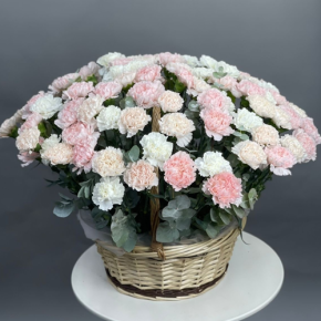 Композиция в корзине из 101 диантуса микс в Рошале