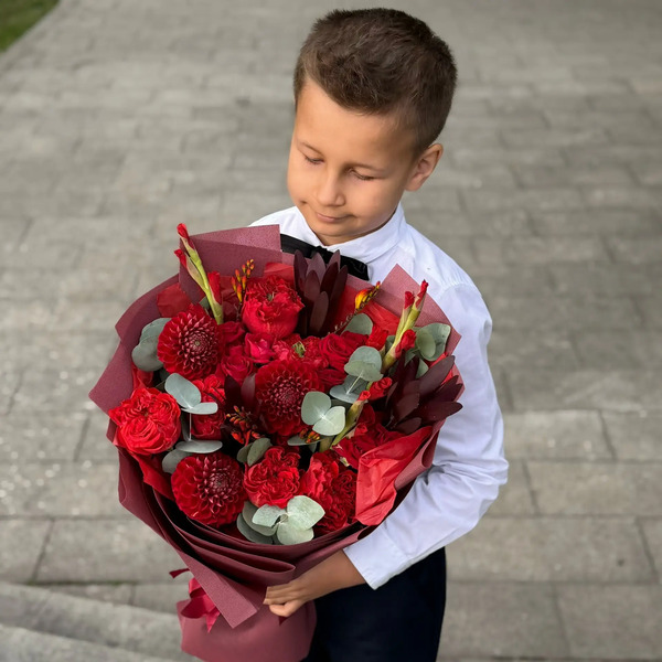 Букет с георгинами, розами и леукадендроном в Рошале