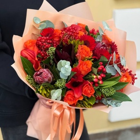 Букет "Красный закат" из калл, роз, калины, скиммии, гиперикума, сафари, гербер и капса в Рошале