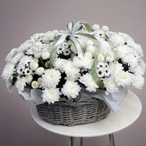 Композиция в корзине "Снежная лавина" из хризантем в Рошале