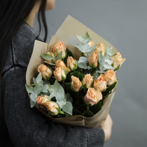 Букет "Абрикос" из 17 роз кения с эвкалиптом (40 см) в Рошале