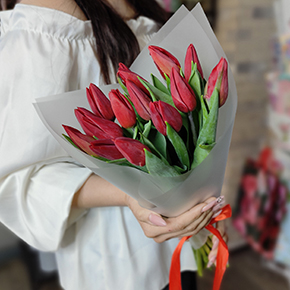 Букет из 15 красных тюльпанов в Рошале