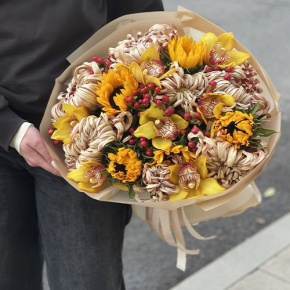 Букет "Биркин" из подсолнухов, орхидей, гиперикума, хризантем Виена в Рошале