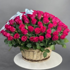 Композиция в корзине из 151 малиновой розы в Рошале