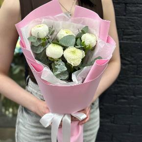 Букет-комплимент из 5 белых ранункулюсов в Рошале