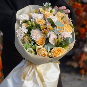Букет "Пломбирный" из роз Аваланж, диантусов, альстромерий и эвкалипта в Рошале
