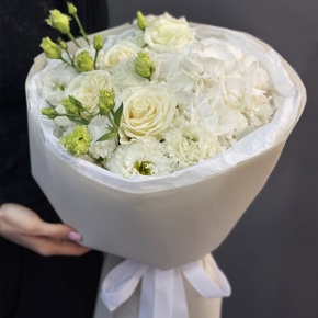 Букет "Нега" из Голландской гортензии, роз и эустом в Рошале