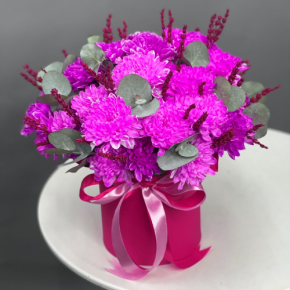 Композиция в шляпной коробке "Магия розового" из хризантем и лаванды в Рошале