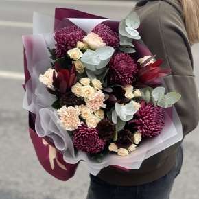 Букет "В каждом мгновении" из хризантем Бигоуди, кустовых роз, сафари, гербер Экзотик и диантусов в Рошале
