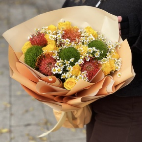 Букет "Зельда" из диантусов Lux, лимонных роз, лейко и ромашек в Рошале