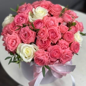 Композиция в шляпной коробке из белых и кустовых коралловых роз в Рошале