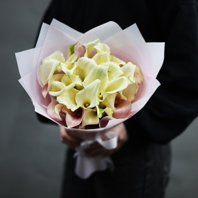 Букет из 25 калл нежный микс в Рошале