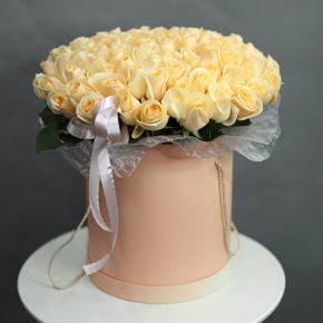 Композиция в шляпной коробке из 101 кремовой розы в Рошале