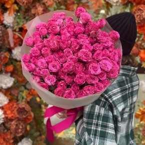 Букет из 35 малиновых кустовых пионовидных роз (60 см) в Рошале