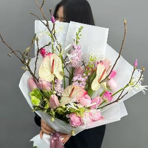 Авторский букет с антуриумами, ранункулюсами и цветущими ветками магнолии в Рошале