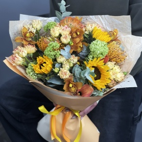 Букет "Сочиняй мечты" из подсолнухов, лейко, вибирнума, орхидей, калл, кустовых роз и талинума в Рошале