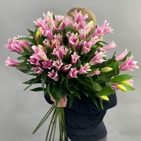 Букет из 17 розовых лилий в Рошале