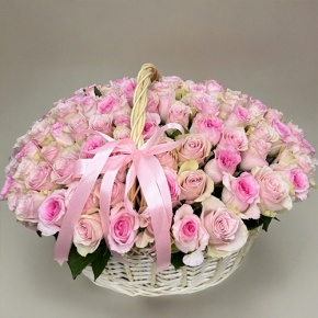 Композиция в корзине из 101 кенийской розы нежный микс (40 см) в Рошале