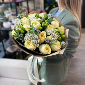 Букет "Мичиган" из пионовидных роз Баттеркап, озатамнуса, оксипеталума и гиперикума в Рошале