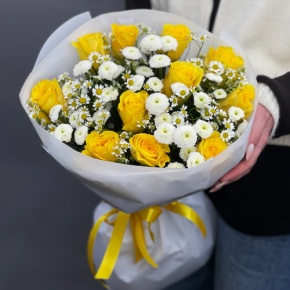 Букет "Синди" из лимонных роз, ромашек и хризантем сантини в Рошале