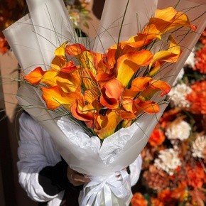 Монобукет из 21 оранжевой каллы в Рошале