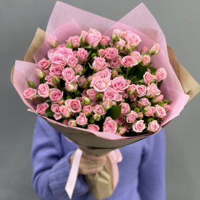 Букет  из 19 кустовых роз (60 см) в Рошале
