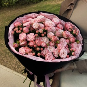 Букет из кустовых роз Бомбастик и гиперикума (50 см) в Рошале