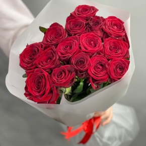 Букетик из 15 красных роз (60 см) в Рошале