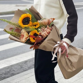 Букет "Оптимизм" из подсолнухов, листьев дуба, хризантем Виена и эремуруса в Рошале