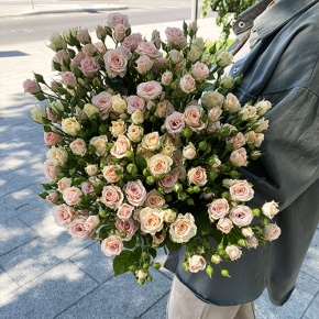 Букет из 31 кустовой розы микс (70 см) в Рошале