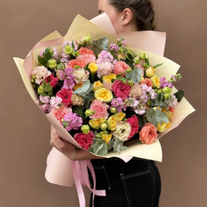 Букет "Яркая птичка" из пионовидных роз Риджертс Парк, маттиол, диантусов и эустом в Рошале