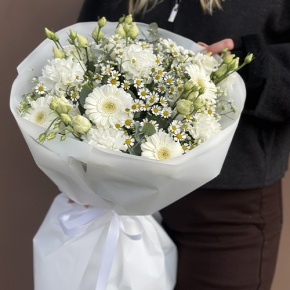Букет "Вера и надежда" из ромашек, гербер, эвкалипта, диантусов и эустом в Рошале