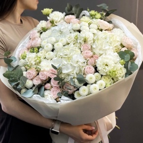 Букет "Пастелла" из кустовых пионовидных роз, Голландской Гортензии, эустомы, хризантемы Ньютон и эвкалипта в Рошале