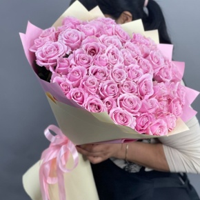 Букет из 51 пастельной розы Аваланж (60 см) в Рошале