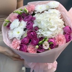 Букет "Вуаль" из хризантемы, кустовых пионовидных роз Мисти Баблз, диантусов, Голландской гортензии и эустом в Рошале