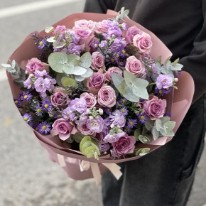 Букет "Хрустальный" из роз, астера и ароматных маттиол в Рошале