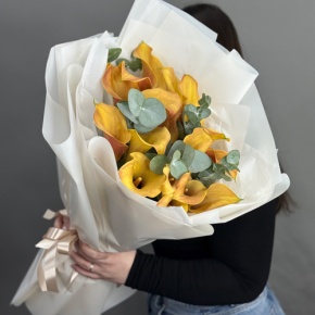 Букет из 17 оранжевых калл с эвкалиптом в Рошале