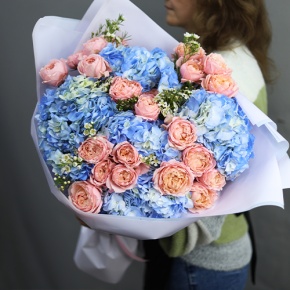 Букет "Тону в твоих глазах" из кустовых пионовидных роз Джульетта, хамелациума и гортензий в Рошале