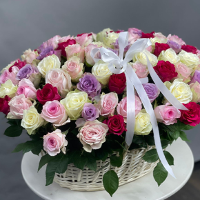 Композиция в корзине из 101 розы микс в Рошале